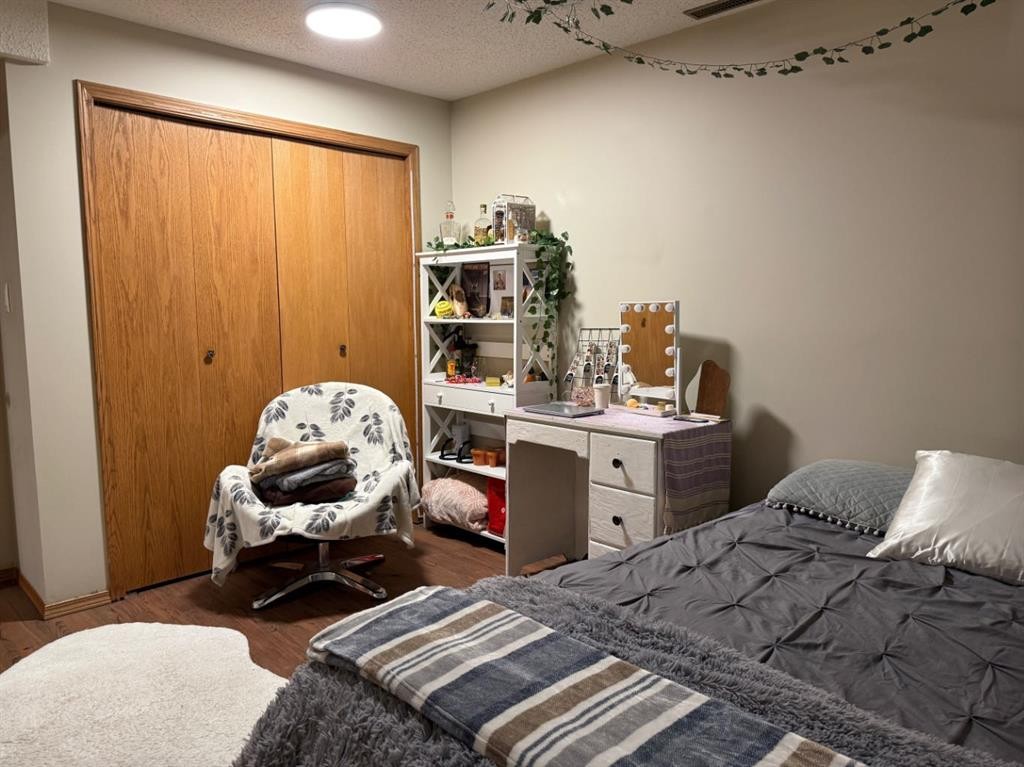 1148 Newcastle Road, Drumheller, AB - Indoor Photo Showing Bedroom