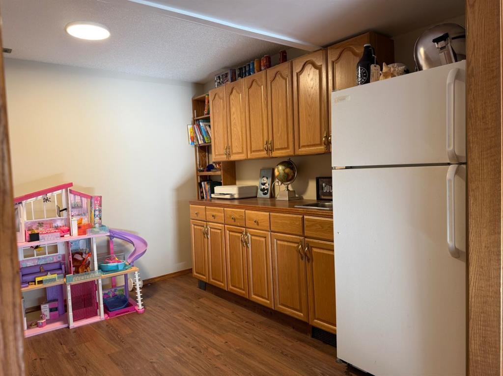 1148 Newcastle Road, Drumheller, AB - Indoor Photo Showing Kitchen