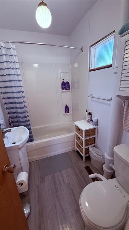 215 5 Avenue West, Hanna, AB - Indoor Photo Showing Bathroom