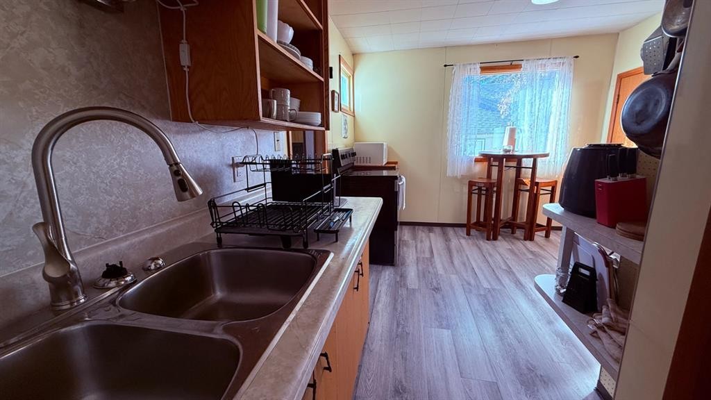 215 5 Avenue West, Hanna, AB - Indoor