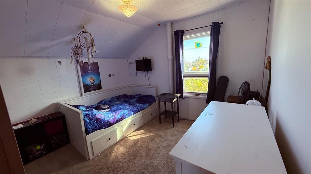 215 5 Avenue West, Hanna, AB - Indoor Photo Showing Bedroom