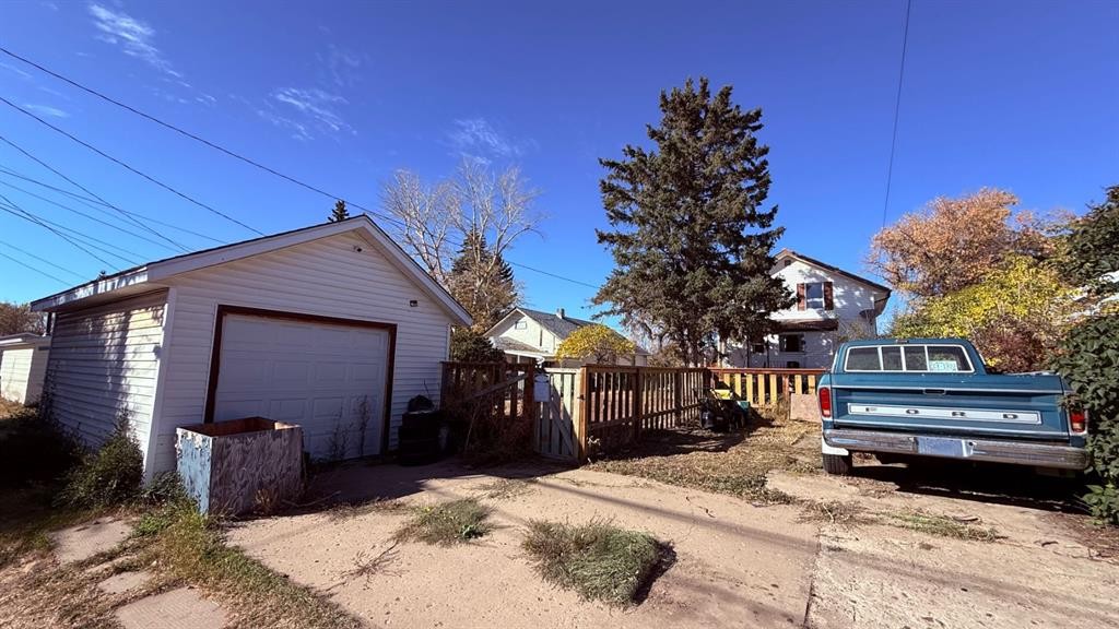 215 5 Avenue West, Hanna, AB - Outdoor