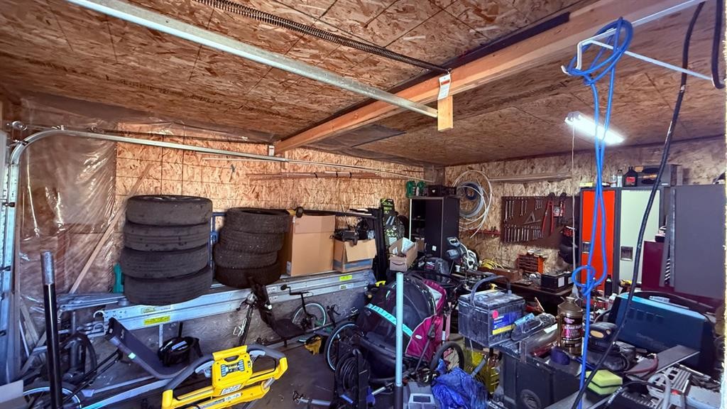 215 5 Avenue West, Hanna, AB - Indoor