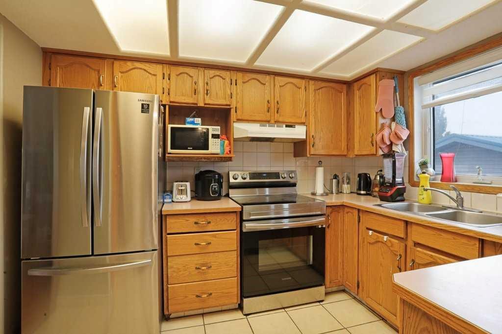 144 Upland Boulevard, Brooks, AB - Indoor Photo Showing Kitchen With Double Sink