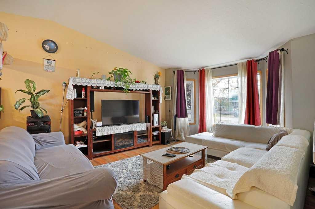 144 Upland Boulevard, Brooks, AB - Indoor Photo Showing Living Room