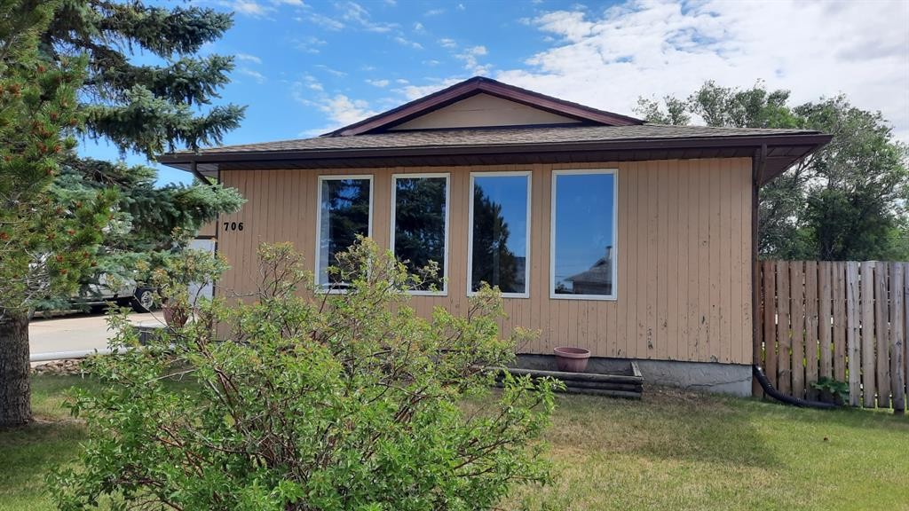706 Bankview Close, Drumheller, AB - Outdoor