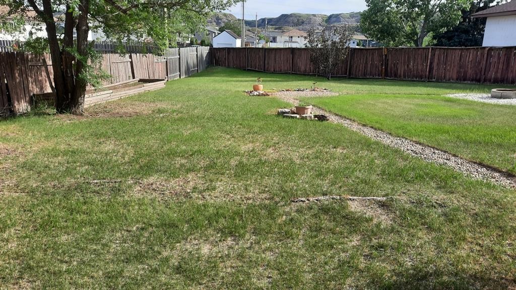 706 Bankview Close, Drumheller, AB - Outdoor