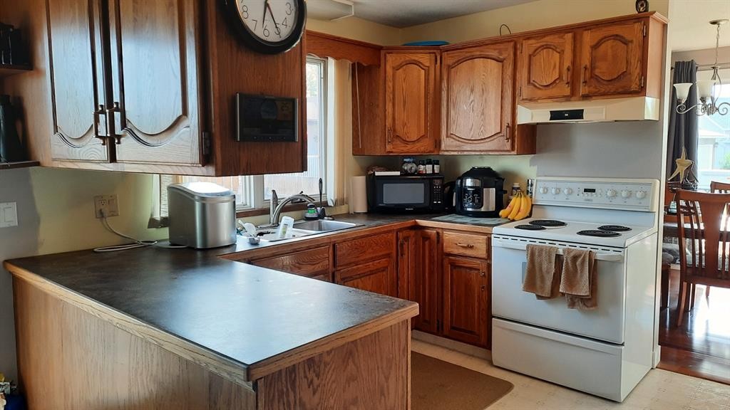 706 Bankview Close, Drumheller, AB - Indoor Photo Showing Kitchen With Double Sink