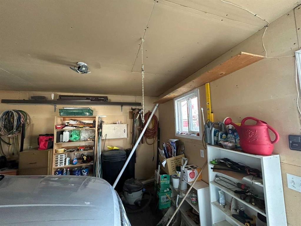 123 Centre Street, Torrington, AB - Indoor Photo Showing Garage