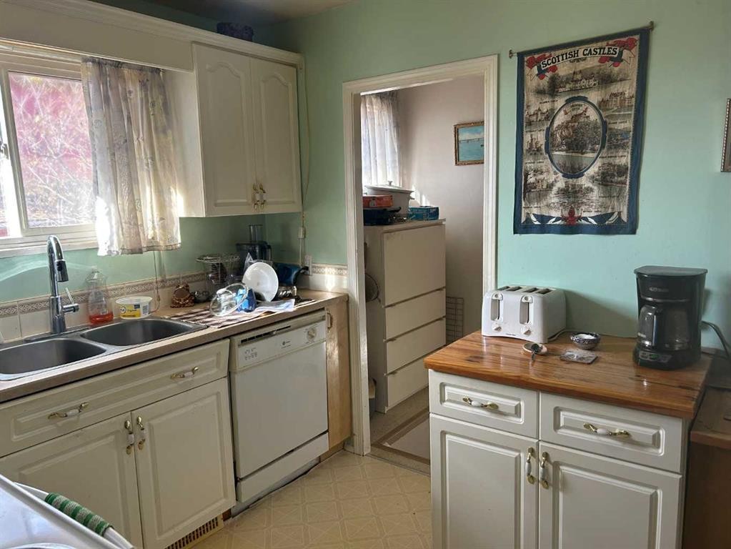 123 Centre Street, Torrington, AB - Indoor Photo Showing Kitchen With Double Sink