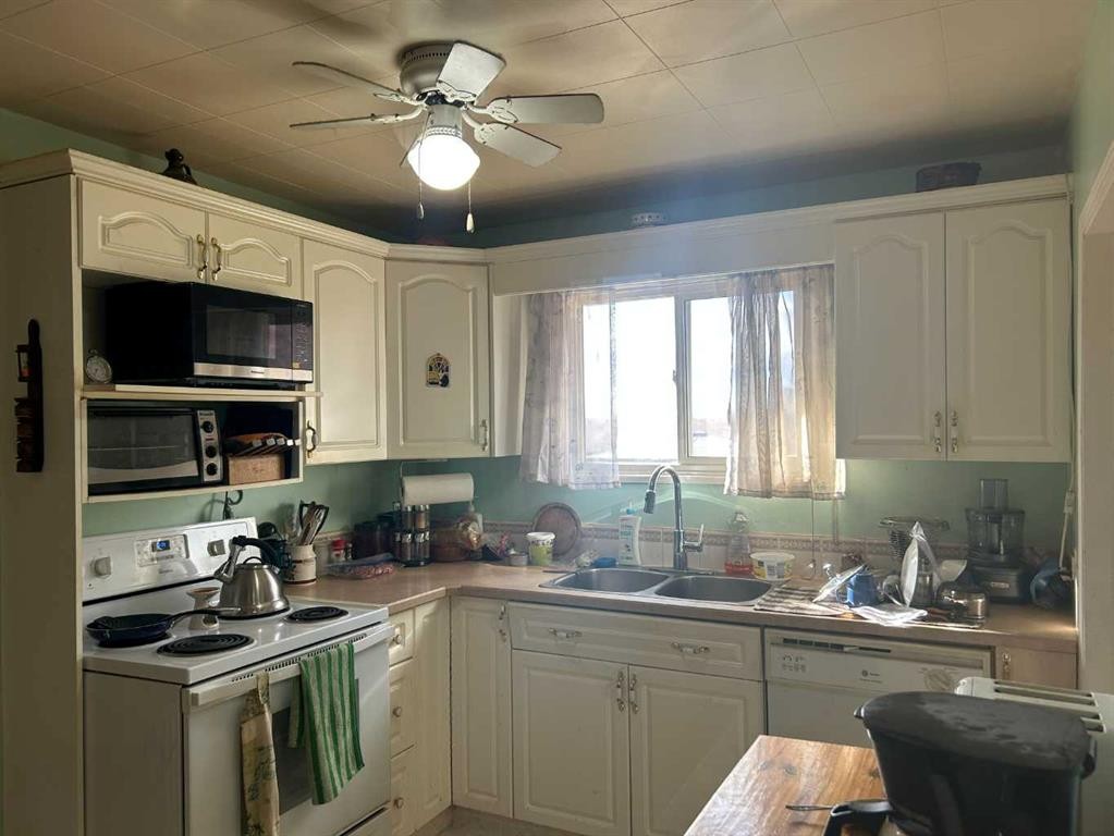 123 Centre Street, Torrington, AB - Indoor Photo Showing Kitchen With Double Sink