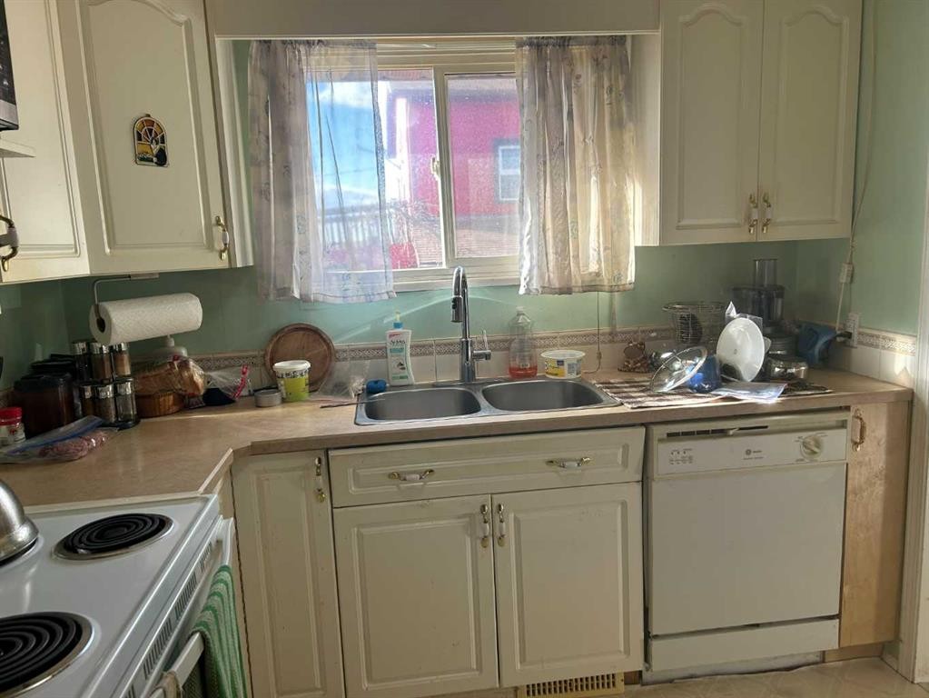 123 Centre Street, Torrington, AB - Indoor Photo Showing Kitchen With Double Sink