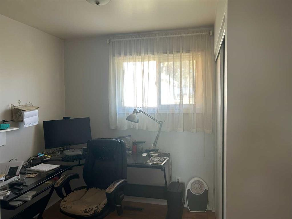 123 Centre Street, Torrington, AB - Indoor Photo Showing Office