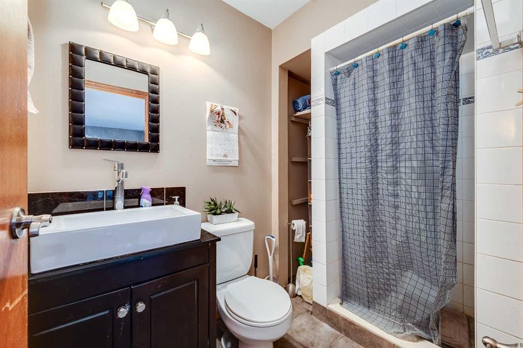 5005 43 Street West, Sylvan Lake, AB - Indoor Photo Showing Bedroom