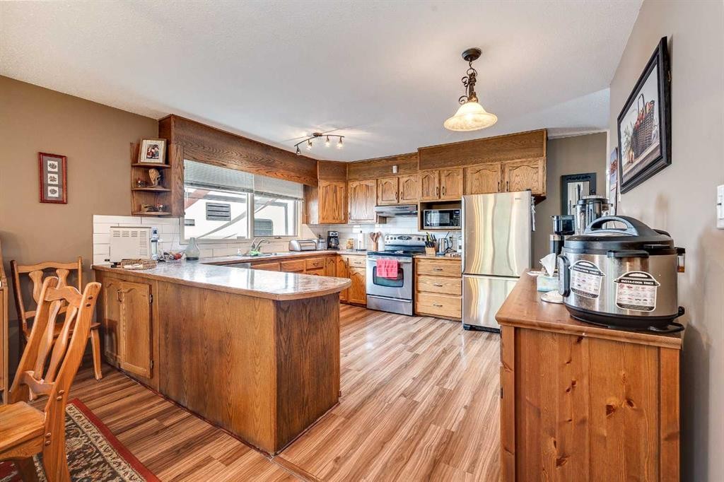 5005 43 Street West, Sylvan Lake, AB - Indoor Photo Showing Living Room