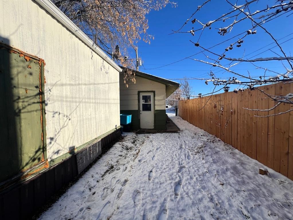 86 Poplar Street, Drumheller, AB - Outdoor With Exterior