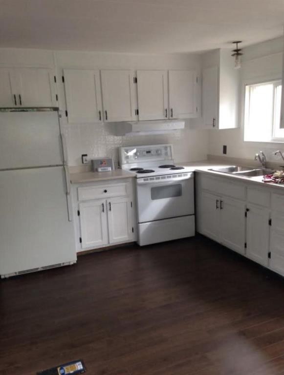 86 Poplar Street, Drumheller, AB - Indoor Photo Showing Kitchen With Double Sink