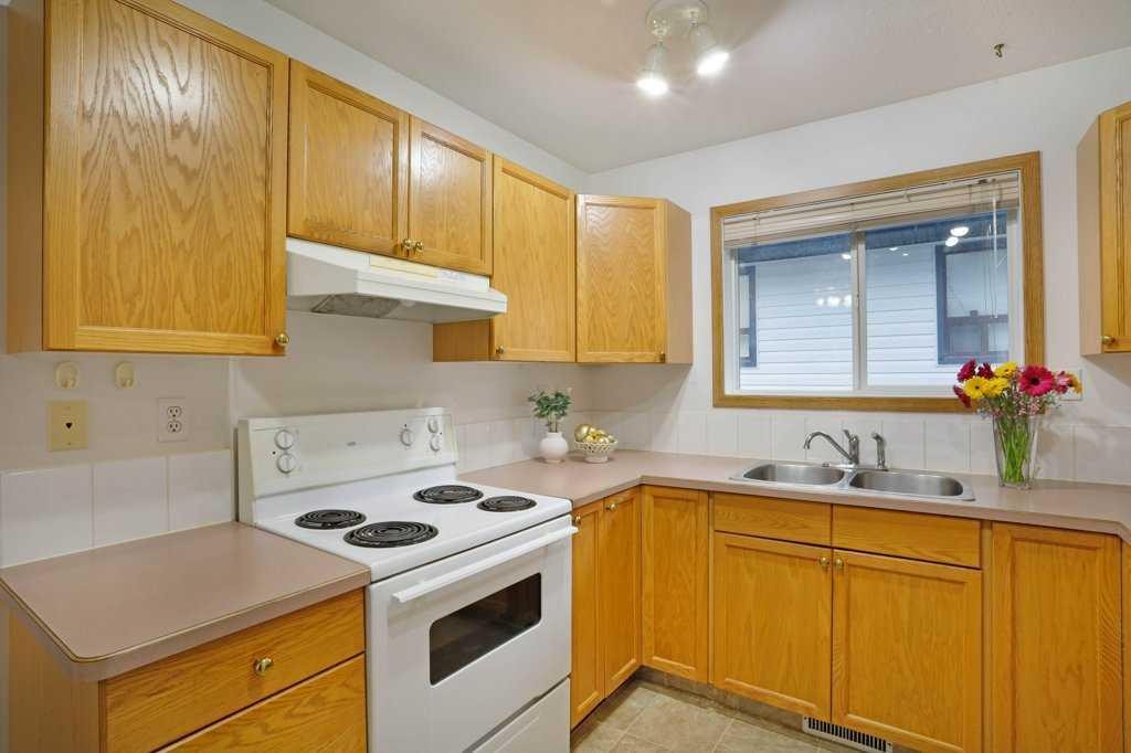 21 Pine Avenue West, Brooks, AB - Indoor Photo Showing Kitchen With Double Sink