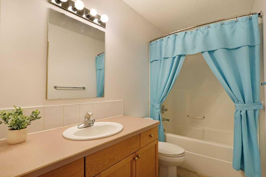 21 Pine Avenue West, Brooks, AB - Indoor Photo Showing Bathroom