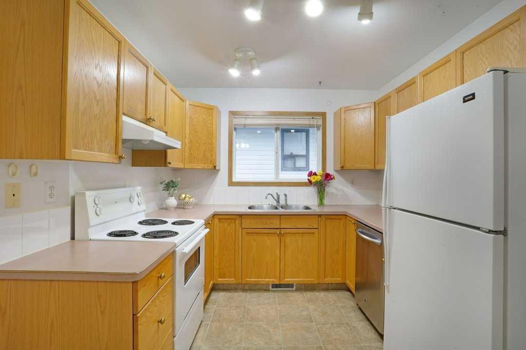 21 Pine Avenue West, Brooks, AB - Indoor Photo Showing Kitchen With Double Sink