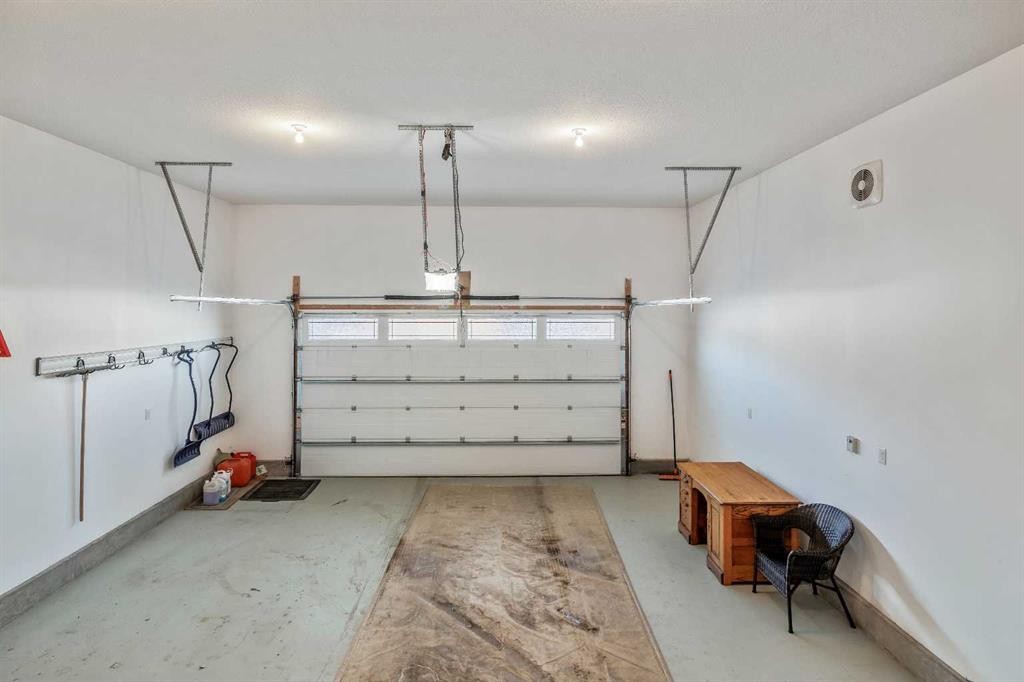 19 Viceroy Crescent, Olds, AB - Indoor Photo Showing Garage