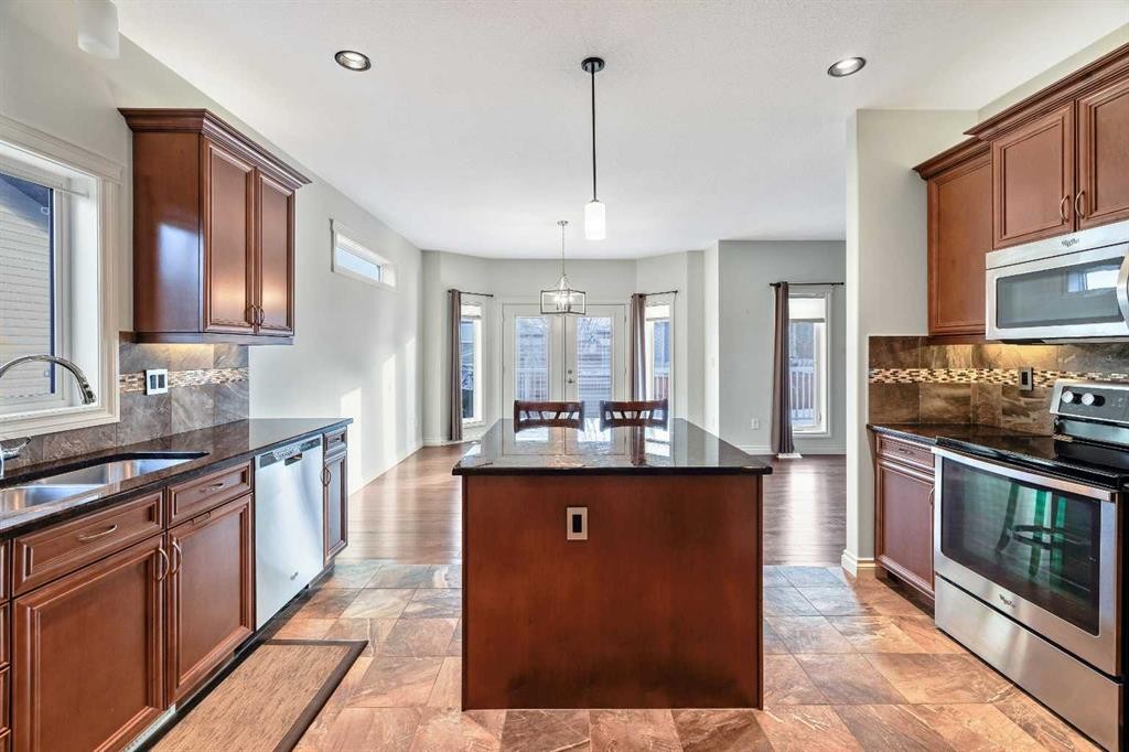 19 Viceroy Crescent, Olds, AB - Indoor Photo Showing Kitchen With Double Sink With Upgraded Kitchen