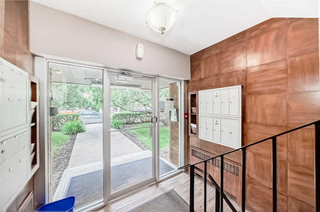 8-310 22 Avenue Sw, Calgary, AB - Indoor Photo Showing Other Room