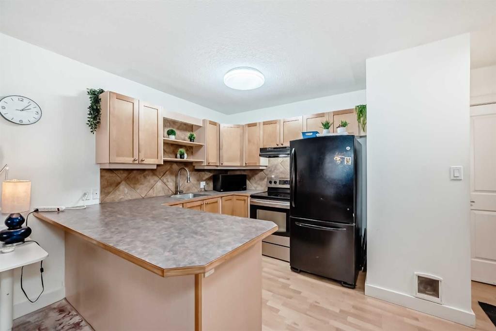 8-310 22 Avenue Sw, Calgary, AB - Indoor Photo Showing Kitchen