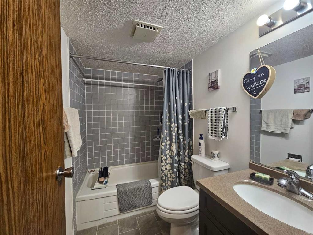 102-6108 53 Street, Olds, AB - Indoor Photo Showing Bathroom
