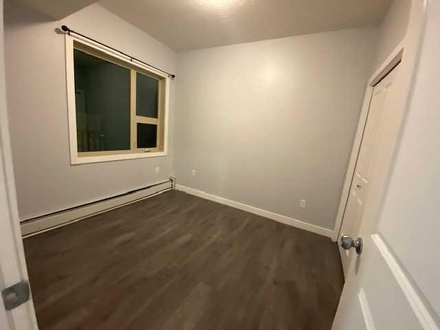 25-330 2 Street West, Brooks, AB - Indoor Photo Showing Other Room