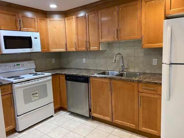 25-330 2 Street West, Brooks, AB - Indoor Photo Showing Kitchen With Double Sink