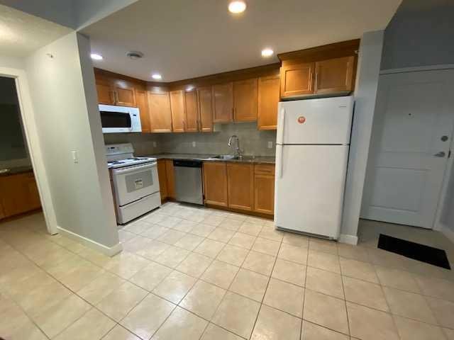 25-330 2 Street West, Brooks, AB - Indoor Photo Showing Kitchen With Double Sink