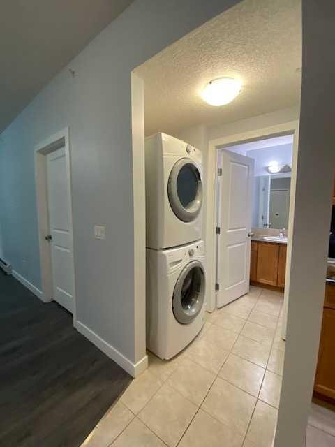 25-330 2 Street West, Brooks, AB - Indoor Photo Showing Laundry Room
