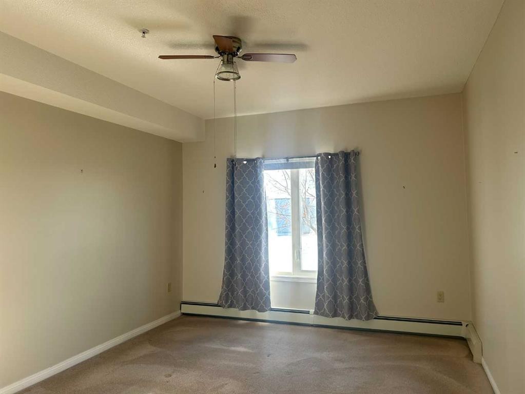202-4403 67A Avenue, Olds, AB - Indoor Photo Showing Other Room