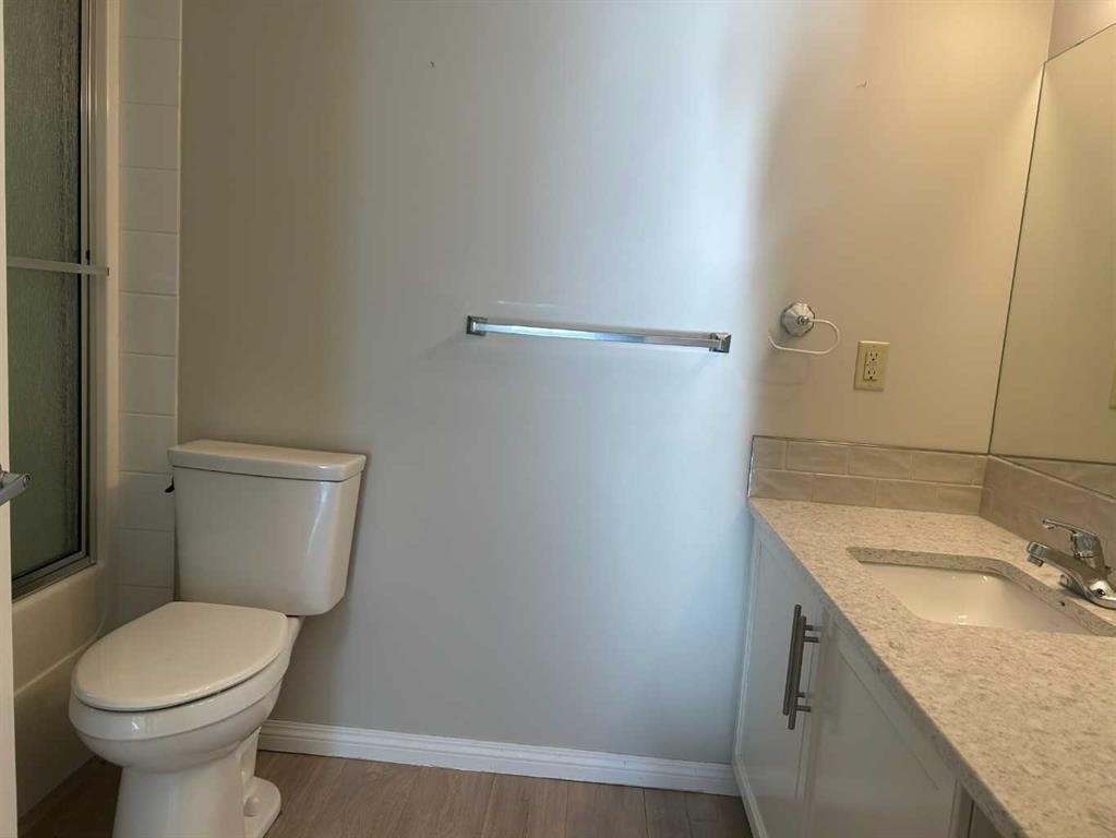 202-4403 67A Avenue, Olds, AB - Indoor Photo Showing Bathroom