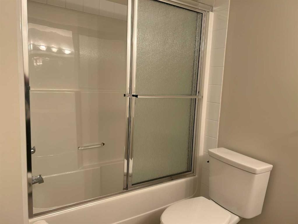 202-4403 67A Avenue, Olds, AB - Indoor Photo Showing Bathroom