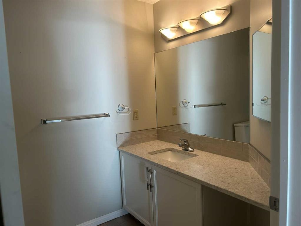 202-4403 67A Avenue, Olds, AB - Indoor Photo Showing Bathroom