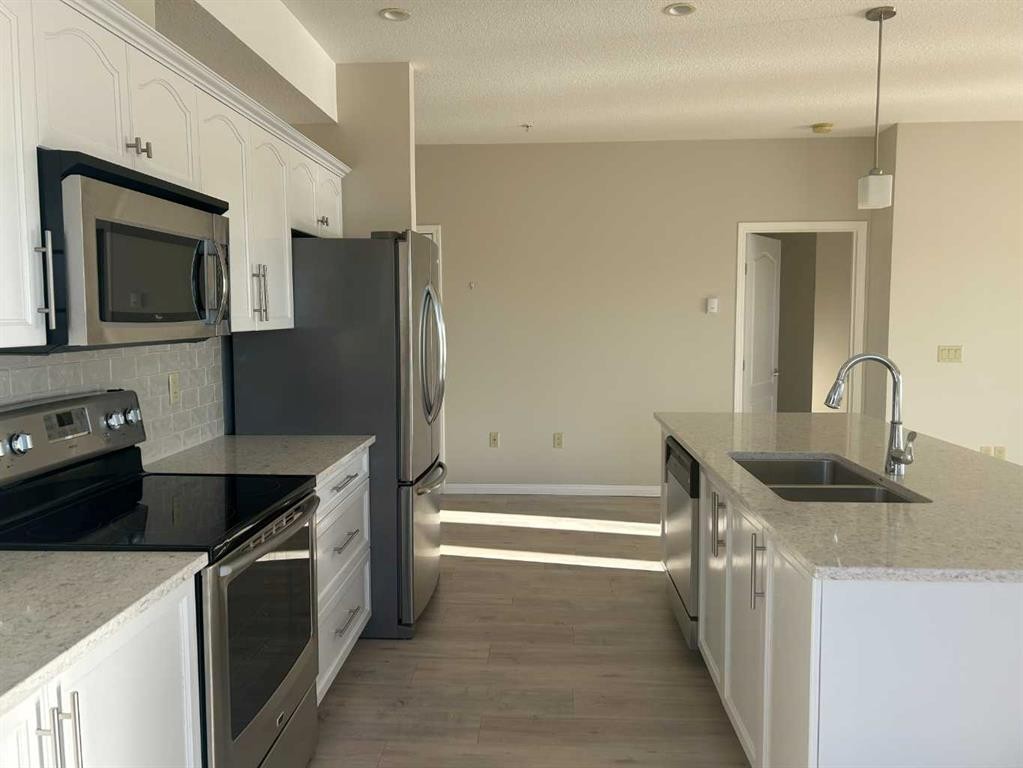 202-4403 67A Avenue, Olds, AB - Indoor Photo Showing Kitchen With Double Sink With Upgraded Kitchen