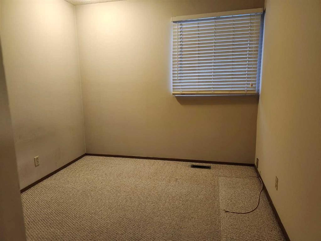 75 Hunts Crescent, Drumheller, AB - Indoor Photo Showing Other Room