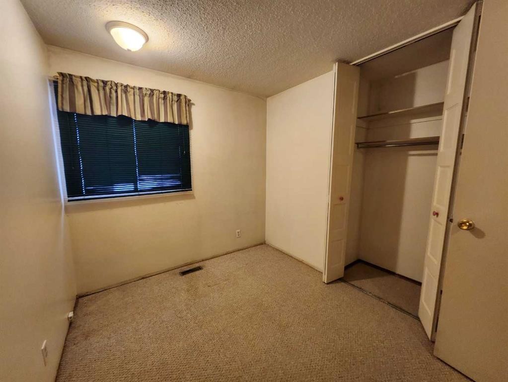 75 Hunts Crescent, Drumheller, AB - Indoor Photo Showing Other Room