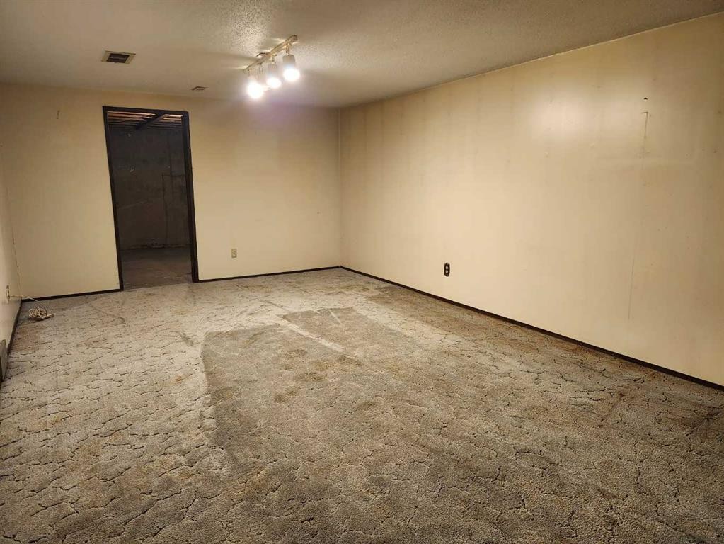 75 Hunts Crescent, Drumheller, AB - Indoor Photo Showing Other Room