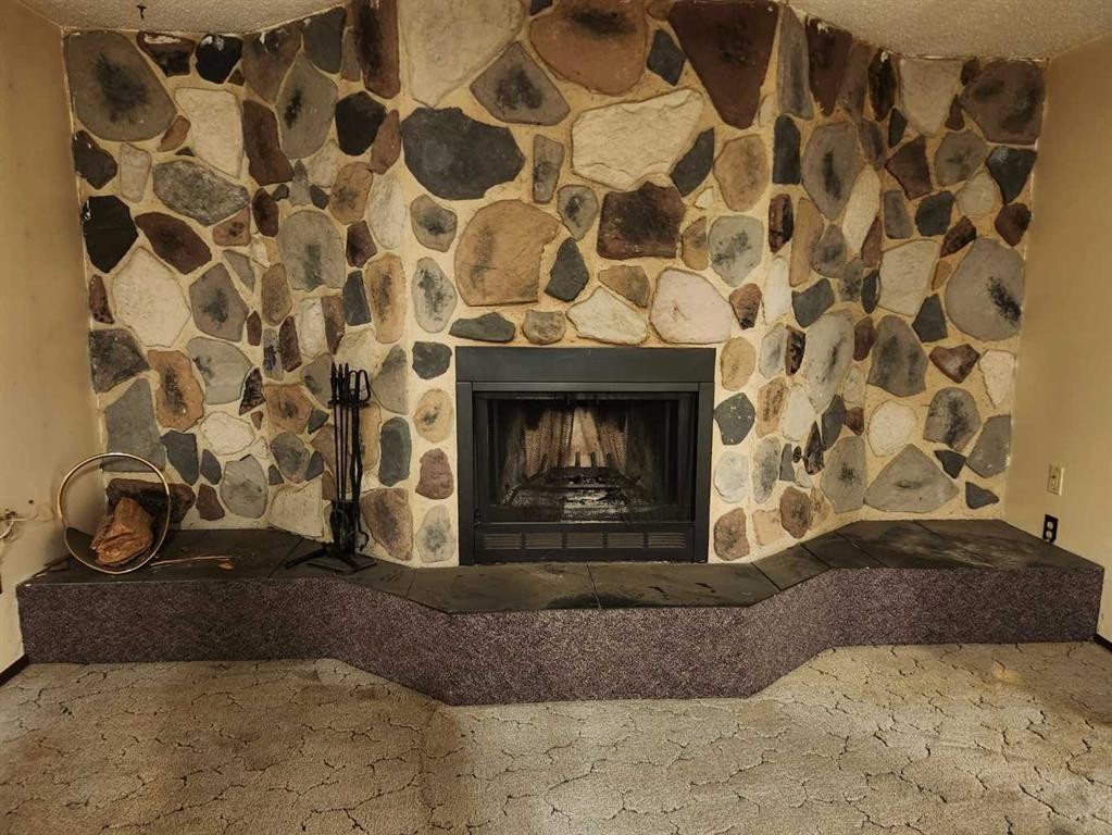 75 Hunts Crescent, Drumheller, AB - Indoor With Fireplace