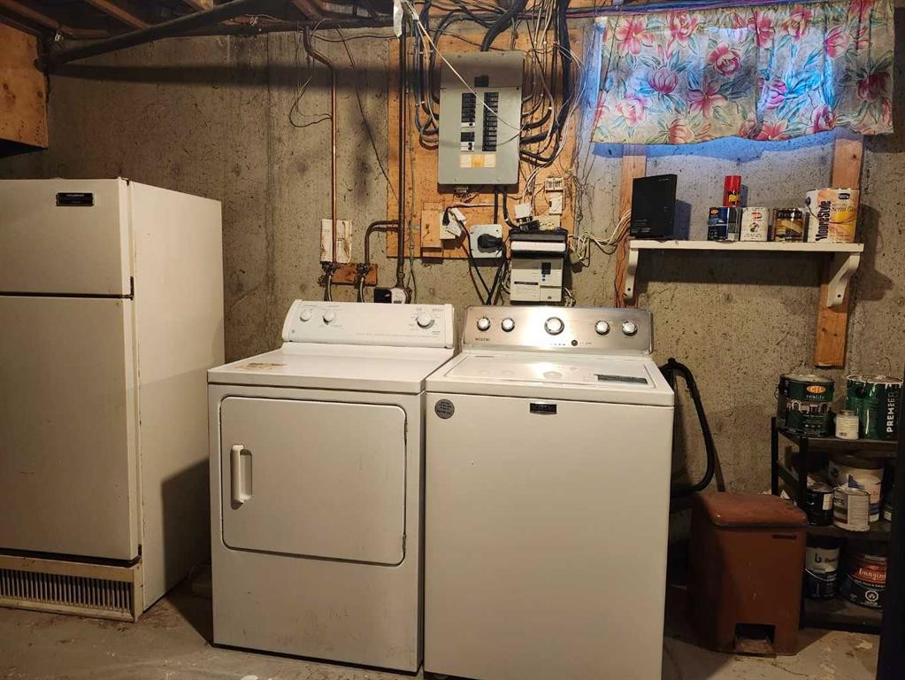 75 Hunts Crescent, Drumheller, AB - Indoor Photo Showing Laundry Room