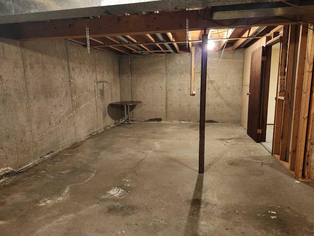 75 Hunts Crescent, Drumheller, AB - Indoor Photo Showing Basement
