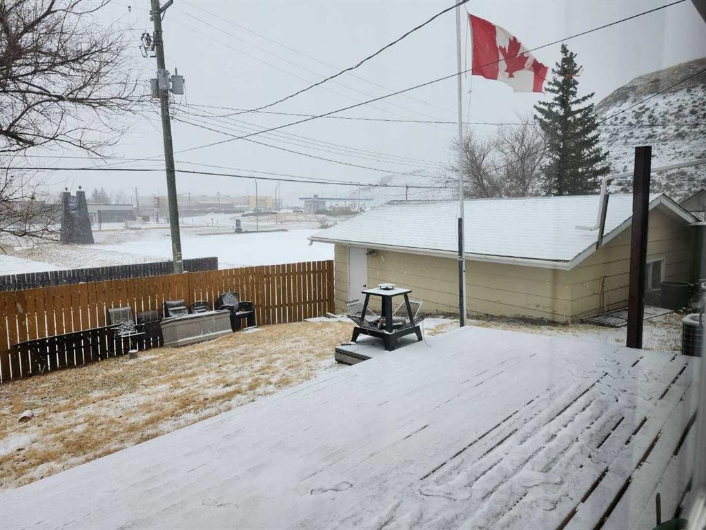 75 Hunts Crescent, Drumheller, AB - Outdoor