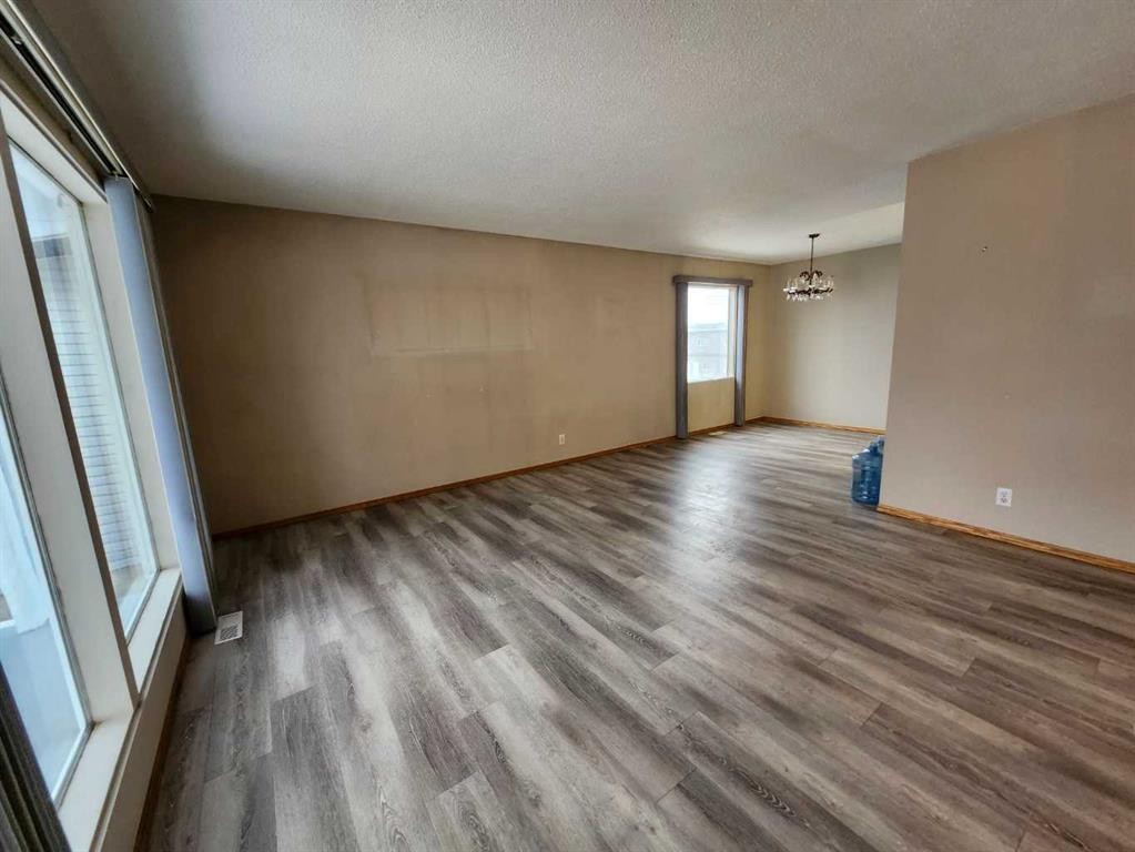 75 Hunts Crescent, Drumheller, AB - Indoor Photo Showing Other Room