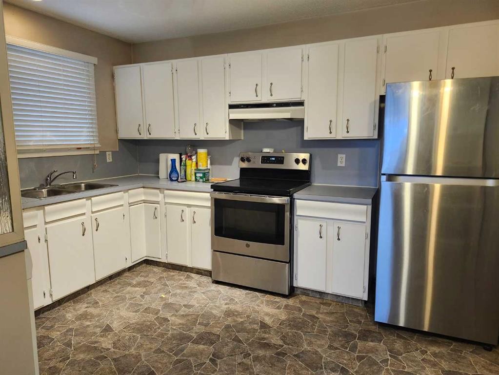 75 Hunts Crescent, Drumheller, AB - Indoor Photo Showing Kitchen With Double Sink