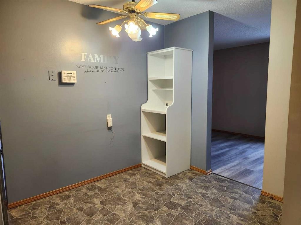 75 Hunts Crescent, Drumheller, AB - Indoor Photo Showing Other Room