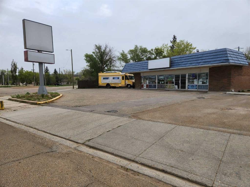 208 Railway Avenue East, Drumheller, AB