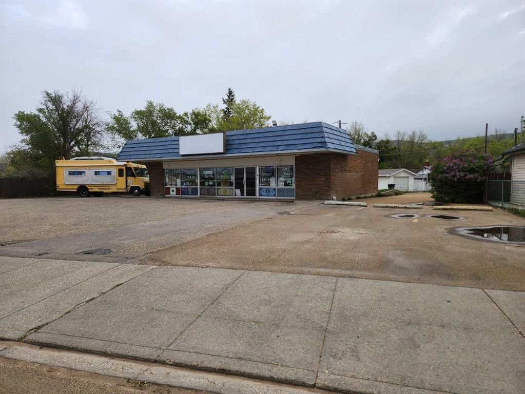 208 Railway Avenue East, Drumheller, AB